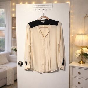 ✨Charming Charlie Contrast Trim V-Neck Long-Sleeve Blouse Size M